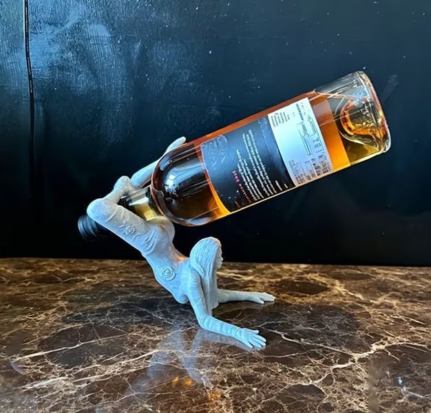 Тримач для вина чи віскі &laquo;Acrobat Art&raquo; &mdash; Креативна підставка-скульптура для пляшки 599488 фото